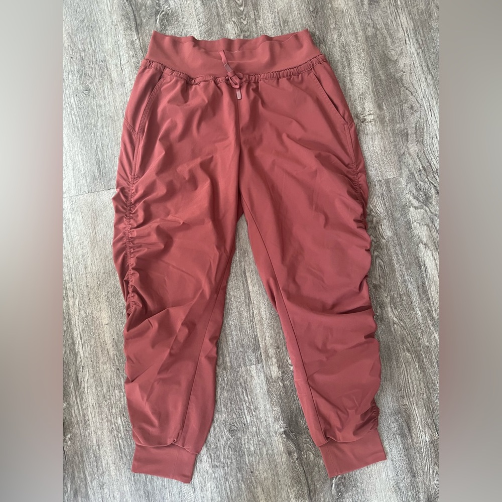Athleta Attitude Lined Pant size 6 in maroon color